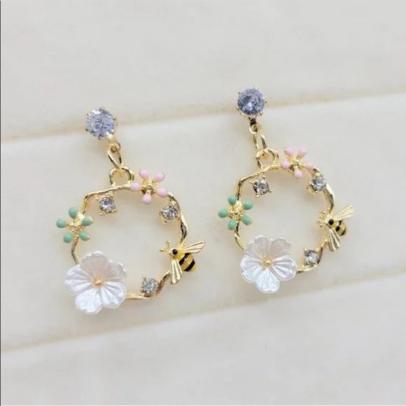 Jewelry - Gold Color Crystal Flower
Leaf Honey Bee Decorated
Statement Earrings